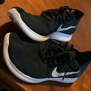 Nike flyknit free runs women’s 9